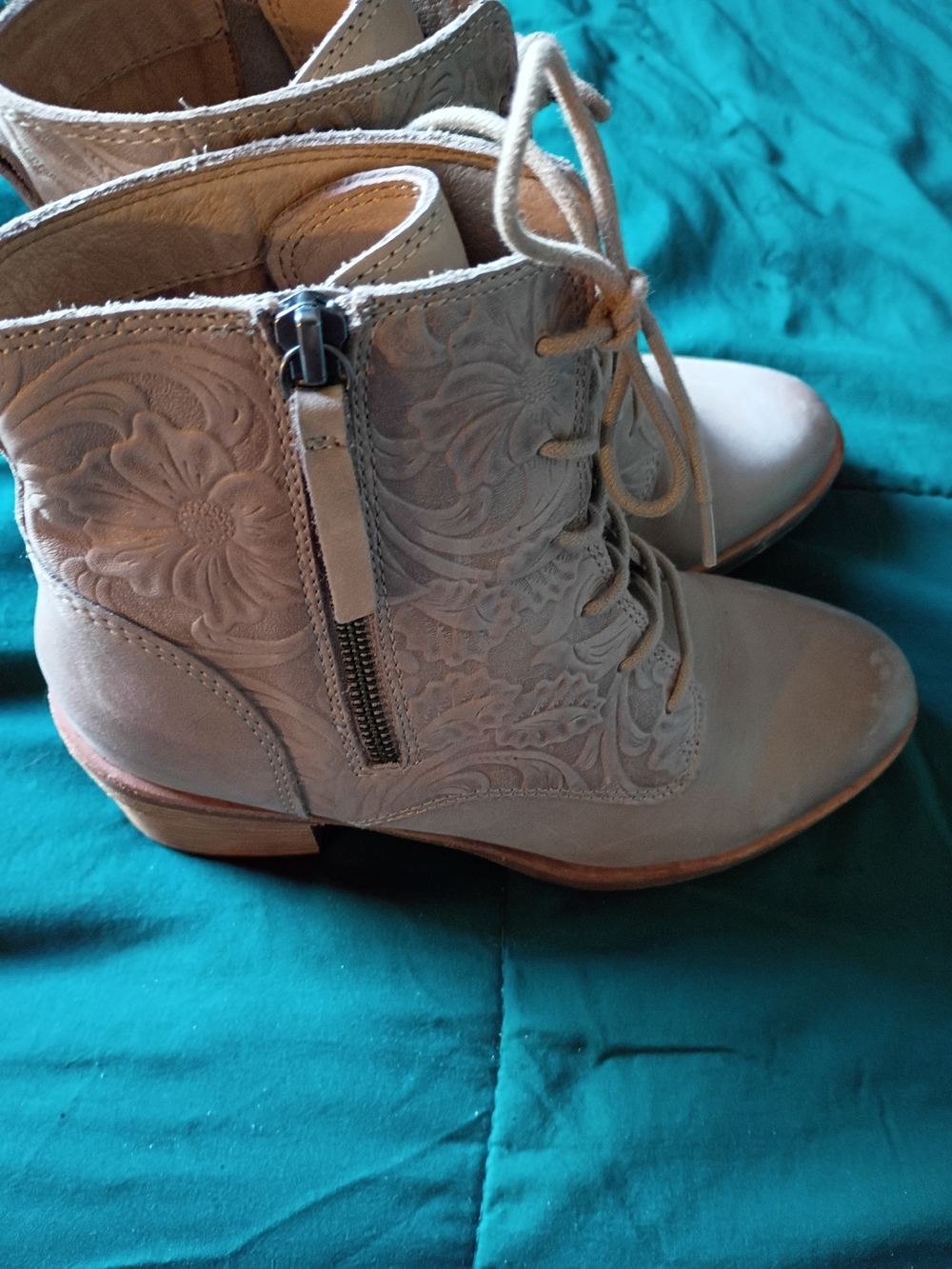 Sofft Women's Lace-Up Embossed Ankle Boots in Light Beige 7 M - Picture 2 of 7